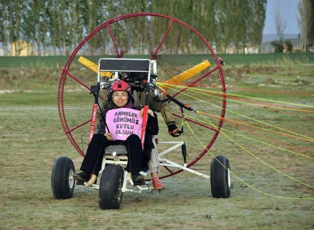 Anneler G&uuml;n&uuml;n&uuml; G&ouml;ky&uuml;z&uuml;nde Pankart A&ccedil;ıp İşaret Dile İle Kutladı