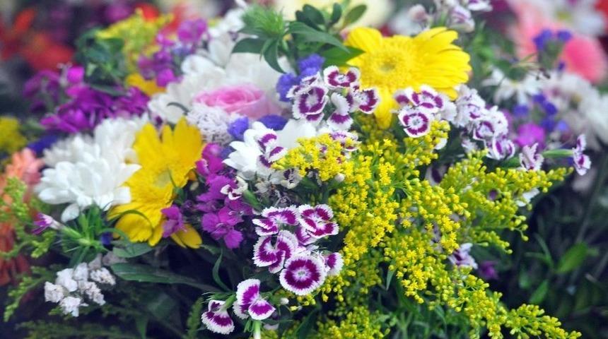 Anneler G&uuml;n&uuml;&rsquo;nde En &Ccedil;ok Kır &Ccedil;i&ccedil;ekleri Tercih Ediliyor