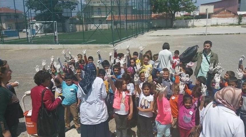 &Ouml;ğrenciler K&ouml;y Meydanında &Ccedil;&ouml;p Topladı