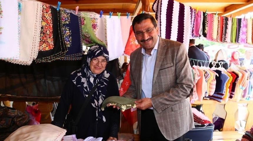 Başkan Ak, &rsquo;anneler G&uuml;n&uuml;&rsquo;ne &Ouml;zel A&ccedil;ılan Pazarı Annesiyle Gezdi