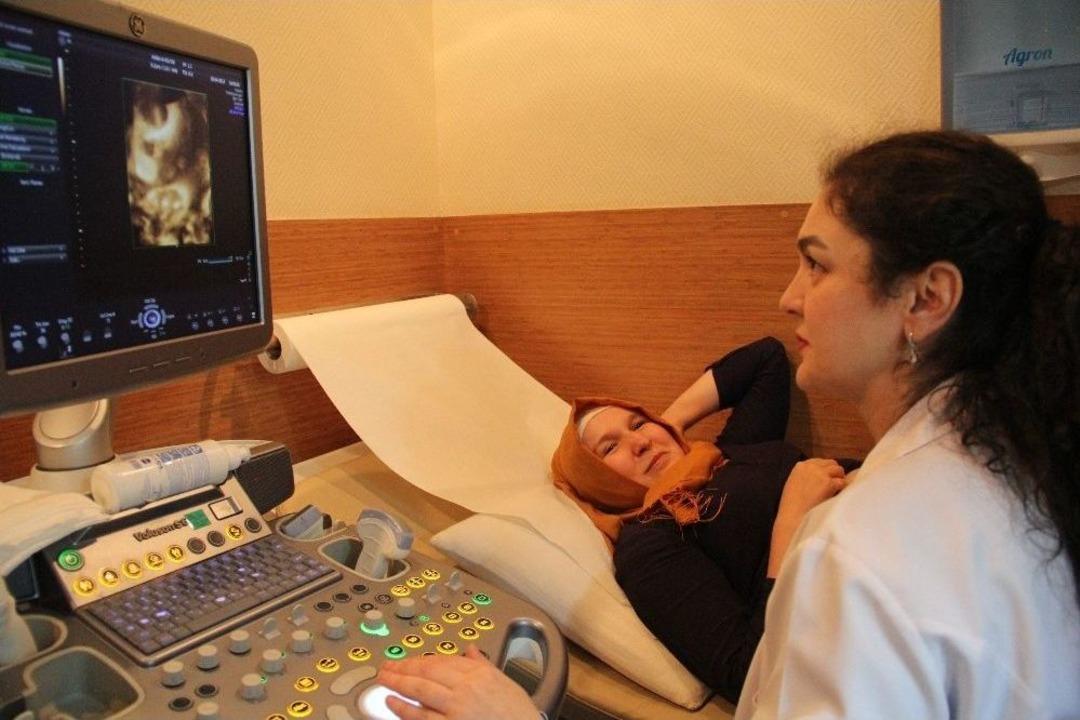 (&ouml;zel) T&uuml;rkiye&rsquo;de İlk Kez G&ouml;rme Engelli Kadın Doğmamış Bebeğine Dokundu