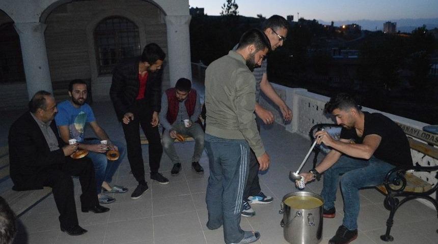 T&uuml;gva&rsquo;dan Sabah Namazında &Ccedil;orba Ve Simit İkramı