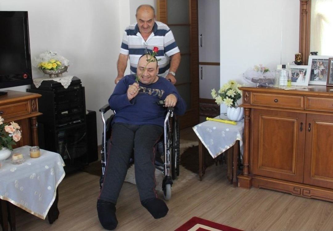 Engelli Oğluna 44 Yıldır &Ouml;zenle Bakıyor