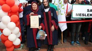 Anne Ve Kızı Dereceyle Mezun Oldu