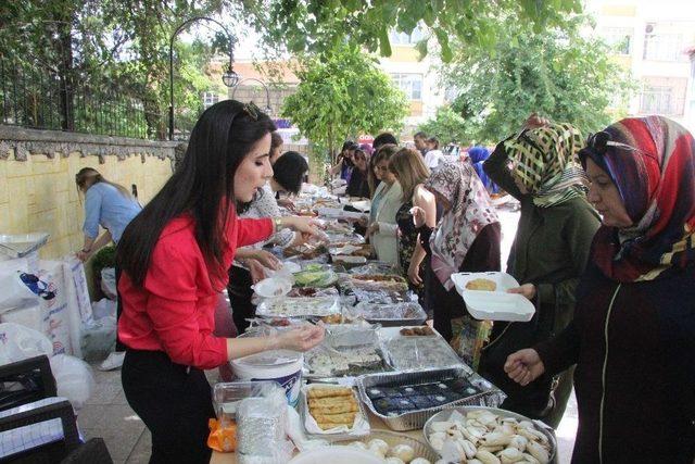 Yardımsever Polis Eşleri Kermeste Buluştu