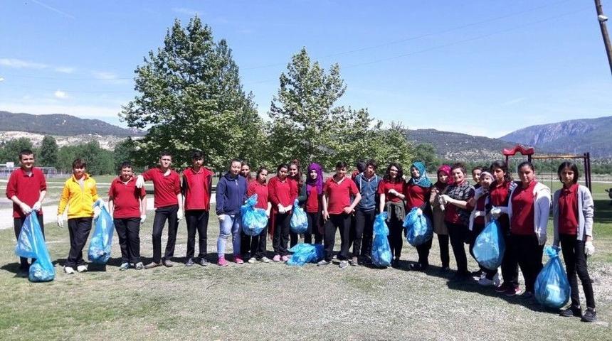 &Ouml;ğrenciler Piknik Alanındaki &Ccedil;&ouml;pleri Topladı