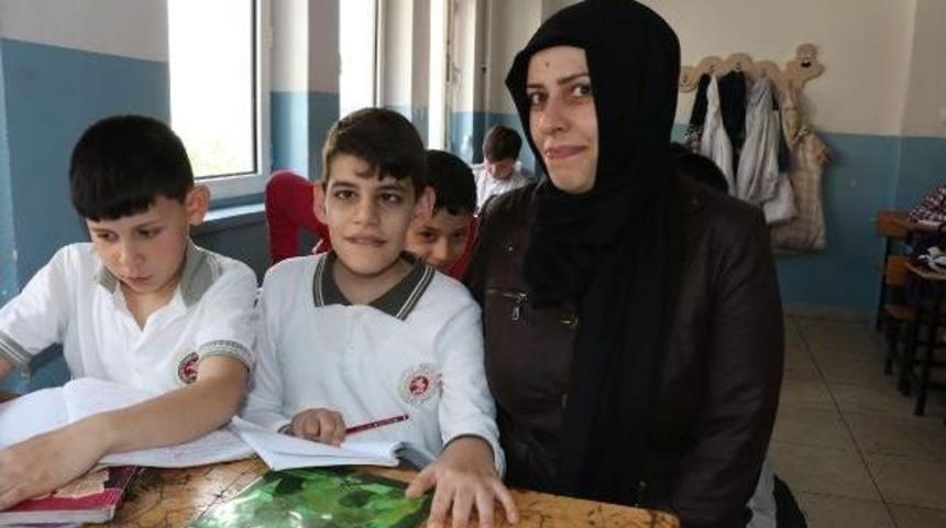 5 Yıldır Engelli Oğluyla Okula Geliyor