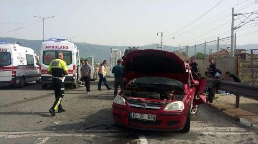 Otomobil Kırmızı Işıkta Duran Otomobile &Ccedil;arptı: 7 Yaralı