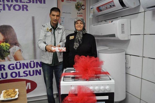 Fedakar Ve Cefakar Anne, Yılın Annesi Se&ccedil;ildi 1