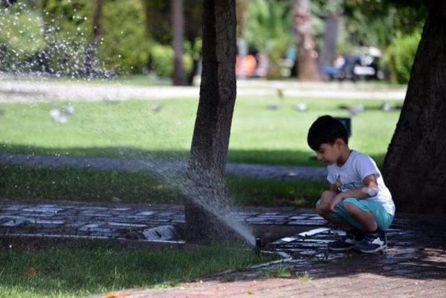 Adana'da Sıcaktan Bunalanlar Serin Yerlere Koştu