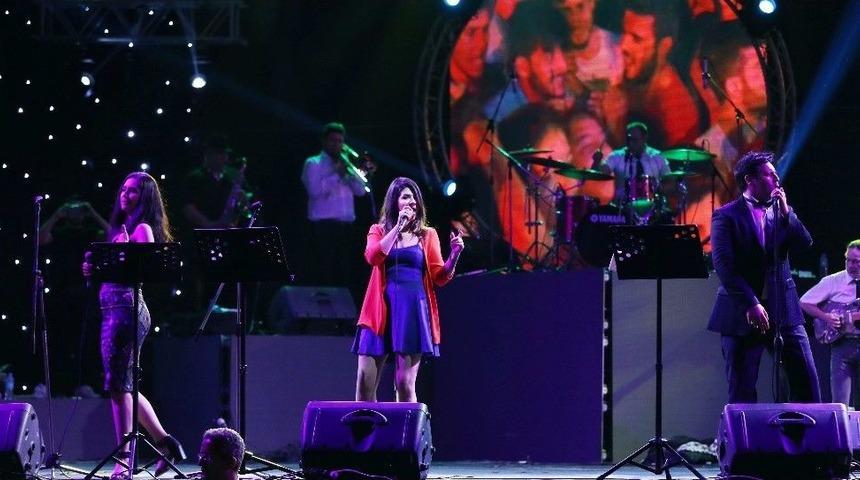 &Uuml;niversite &Ouml;ğrencileri, Sunshine Band Gurubu İle Coştu