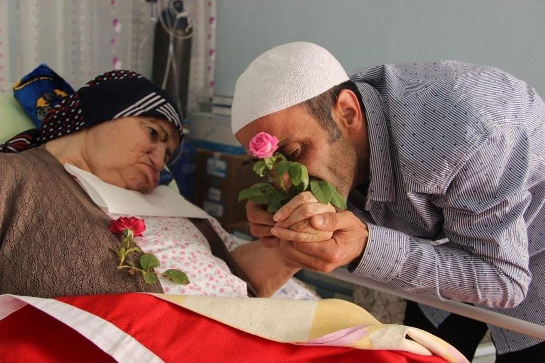 (&ouml;zel Haber) Şanlıurfalının 21 Yıllık Anne Vefası G&ouml;z Dolduruyor