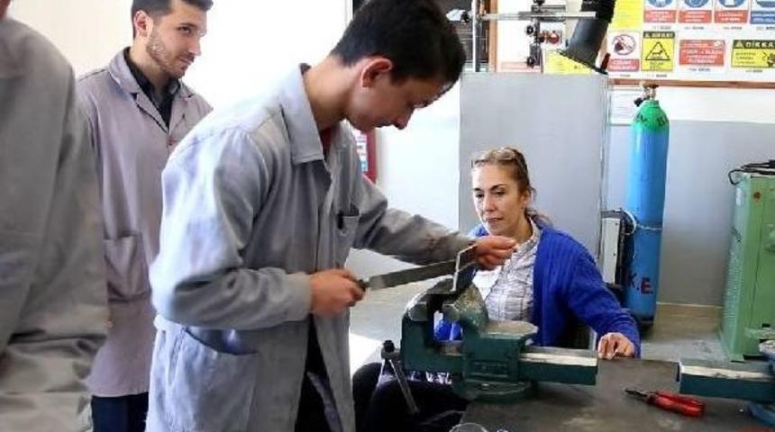 Engelli M&uuml;d&uuml;r &Ouml;zlem &Ouml;ğretmen: Bizim &Uuml;lkemizde Kadın Olmak Zor