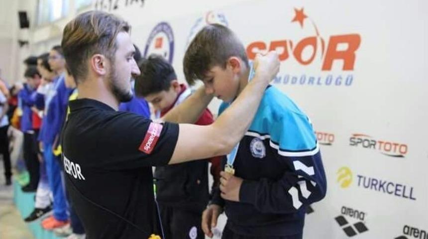 Yıldırımlı Y&uuml;z&uuml;c&uuml;ler Havuzdan &lsquo;altın&rsquo; &Ccedil;ıkardı