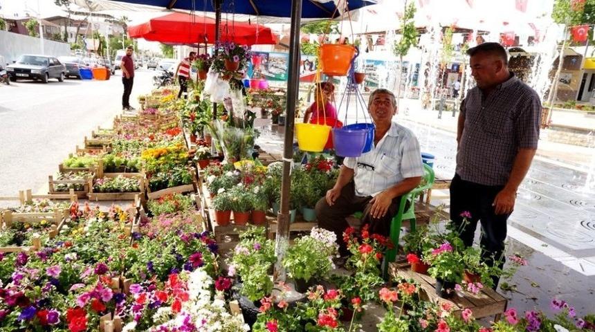 Bayındır&rsquo;ın &Ccedil;i&ccedil;ekleri Sarıg&ouml;l&rsquo;&uuml; S&uuml;sl&uuml;yor