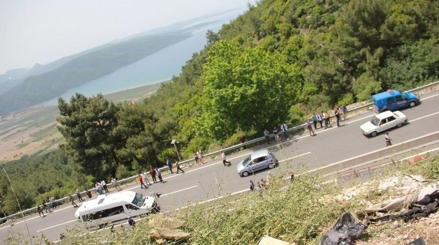 Muğla&rsquo;da Yolcu Midib&uuml;s&uuml; U&ccedil;uruma Yuvarlandı: 17 &Ouml;l&uuml;, 13 Yaralı