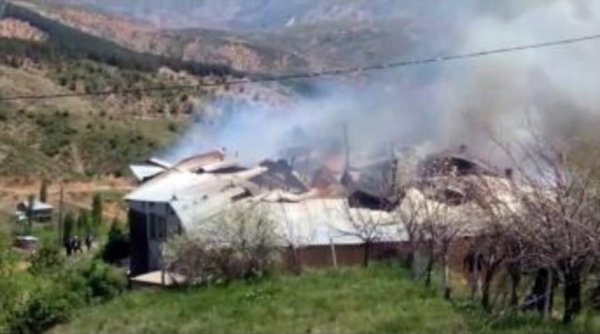 K&ouml;yde &Ccedil;ıkan Yangında 3 Ev K&uuml;le D&ouml;nd&uuml;