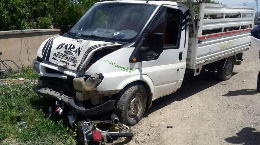 Motosiklet Kamyonetin Altında Kaldı: 2 Yaralı