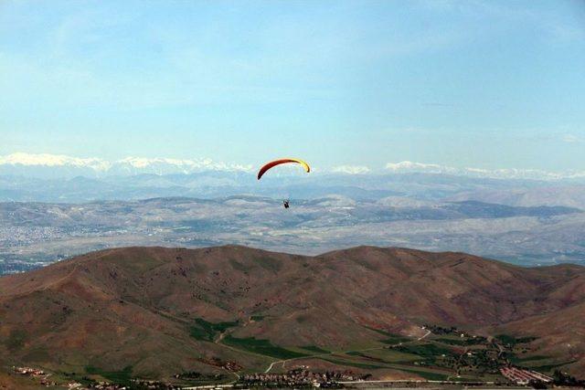 Festivalde, Bisiklet Yarışları Ve Yamaç Paraşütü Renkli Görüntüler Oluşturdu