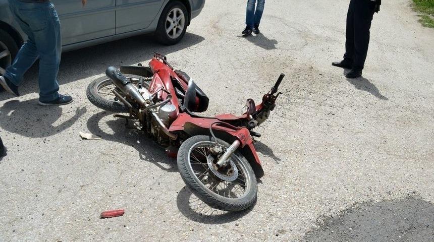 Motosiklet İle Otomobil &Ccedil;arpıştı: 3 Yaralı