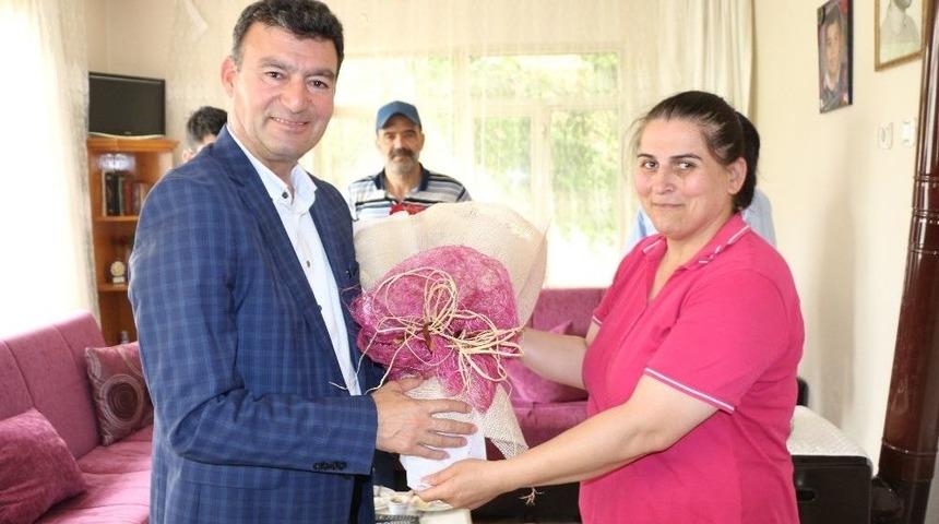 Başkan Akın, Anneler G&uuml;n&uuml;nde Gazi Annesi Ayşe G&uuml;rer&rsquo;i Ziyaret Etti
