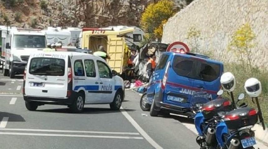Tur Midib&uuml;s&uuml; Faciası: 23 &Ouml;l&uuml;, 11 Yaralı (3)