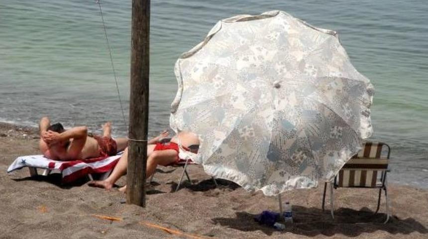 Ak&ccedil;akoca'da Halk Sahillerde Serinledi