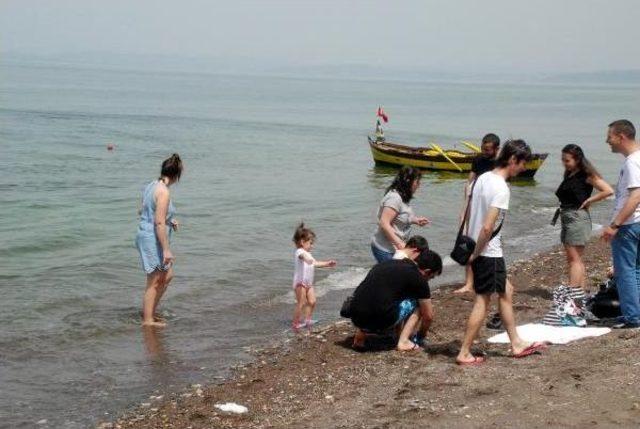 Akçakoca'da Halk Sahillerde Serinledi