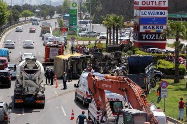 Tır Çekicisi Içerisine Sıkışan Sürücü 1.5 Saat Sonra Kurtarıldı