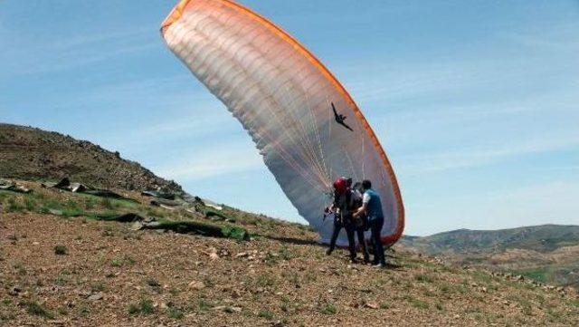 Sivrice'de Uluslararası Yamaç Paraşütü Ve Bisiklet Festivali 