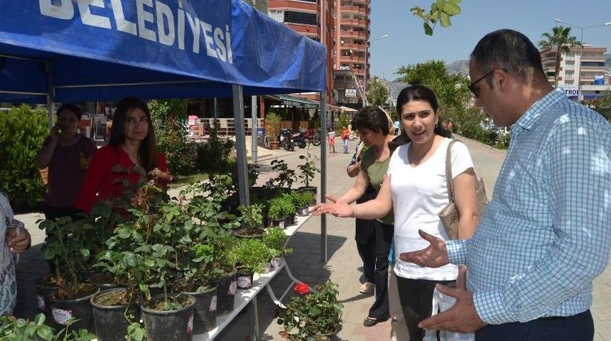 Kozan&rsquo;da Anneler G&uuml;n&uuml;nde Kadınlara G&uuml;l Dağıtıldı