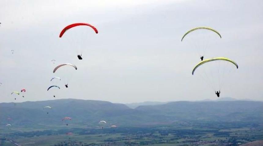Yama&ccedil; Paraş&uuml;t&ccedil;&uuml;leri, Turhal Semalarını Renklendirdi