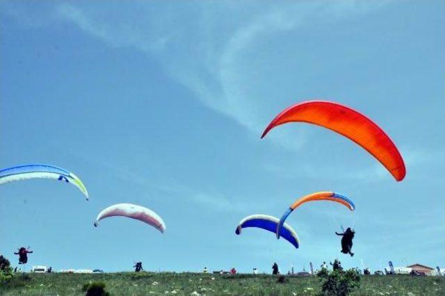 Yamaç Paraşütçüleri, Turhal Semalarını Renklendirdi