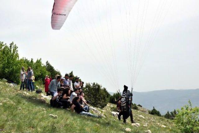 Yamaç Paraşütçüleri, Turhal Semalarını Renklendirdi