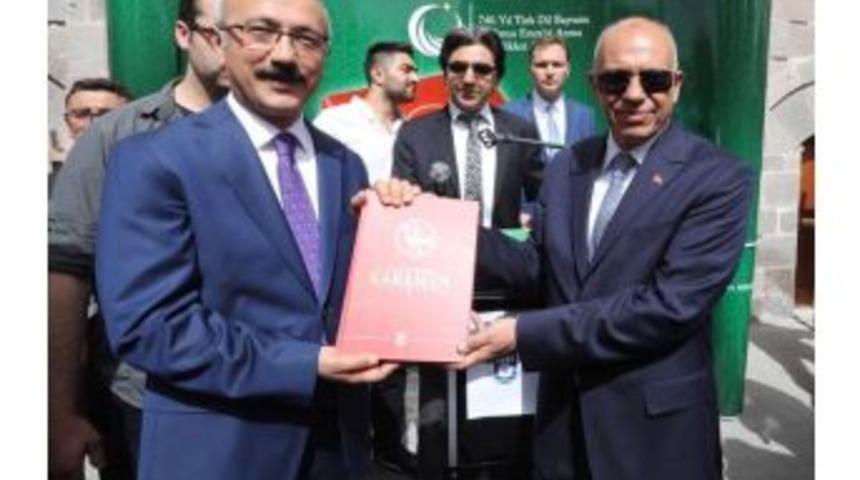 Bakan Elvan&rsquo;a Karaman Tarihini Anlatan Kitap Hediye Edildi