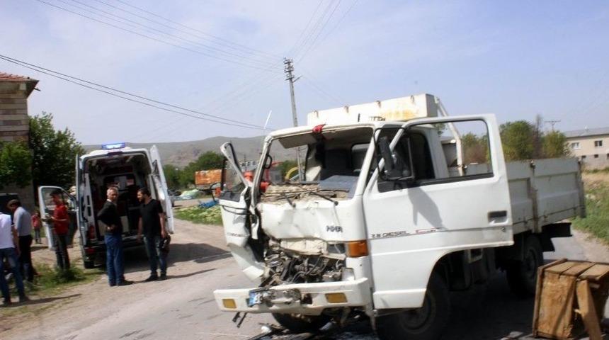 Kamyonet Kep&ccedil;eye &Ccedil;arptı: 2 Yaralı