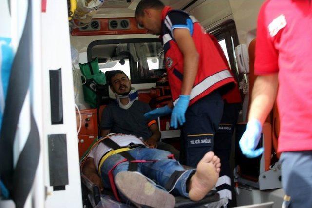 Kamyonet Kep&ccedil;eye &Ccedil;arptı: 2 Yaralı 1