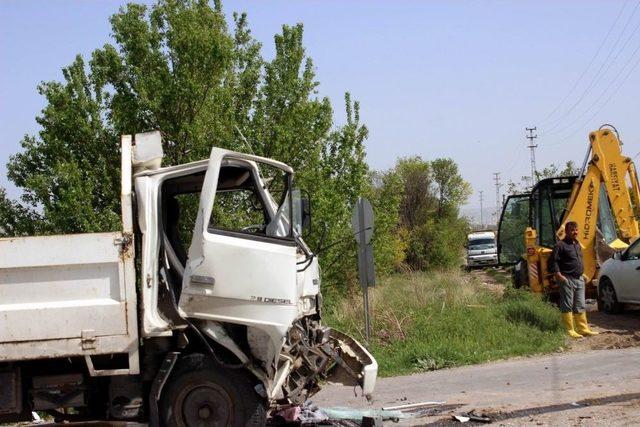 Kamyonet Kep&ccedil;eye &Ccedil;arptı: 2 Yaralı 2