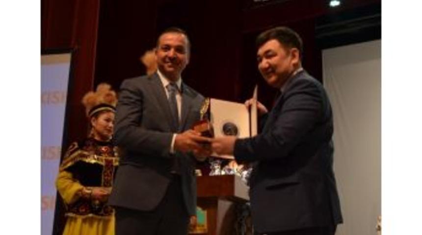 T&uuml;rkistan&rsquo;da Ae&uuml; &Ouml;ğretim &Uuml;yesi Zorlu&rsquo;ya &Ouml;d&uuml;l