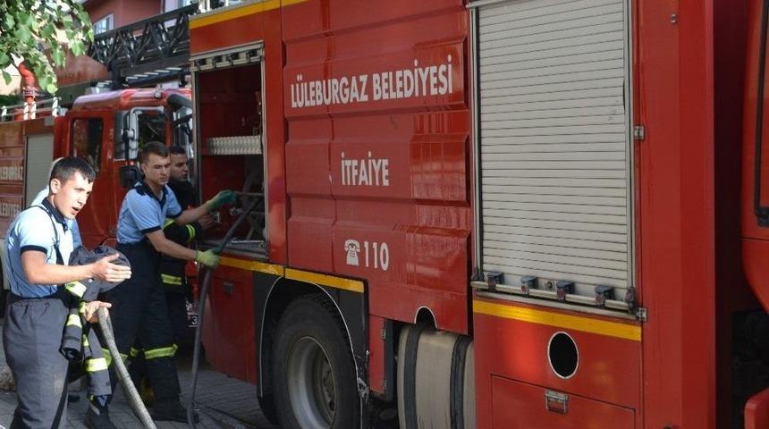 Apartmanda &Ccedil;ıkan Yangın B&uuml;y&uuml;meden S&ouml;nd&uuml;r&uuml;ld&uuml;