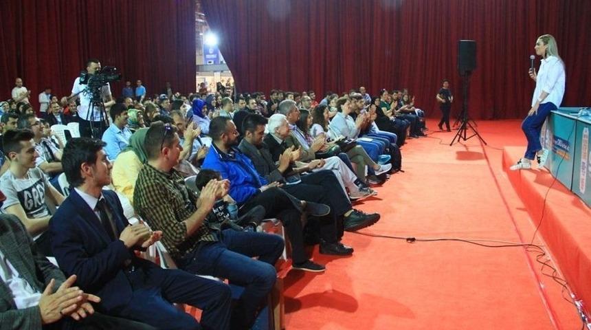 Cansu Canan &Ouml;zgen Kitap Fuarı&rsquo;nda İzleyenleri İle Buluştu