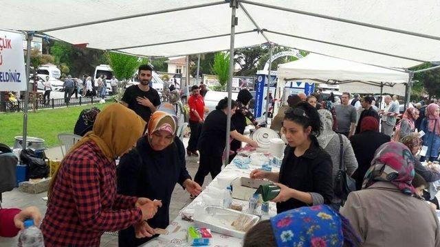 Biga’da Öğrenciler Yararına Kermes Düzenlendi