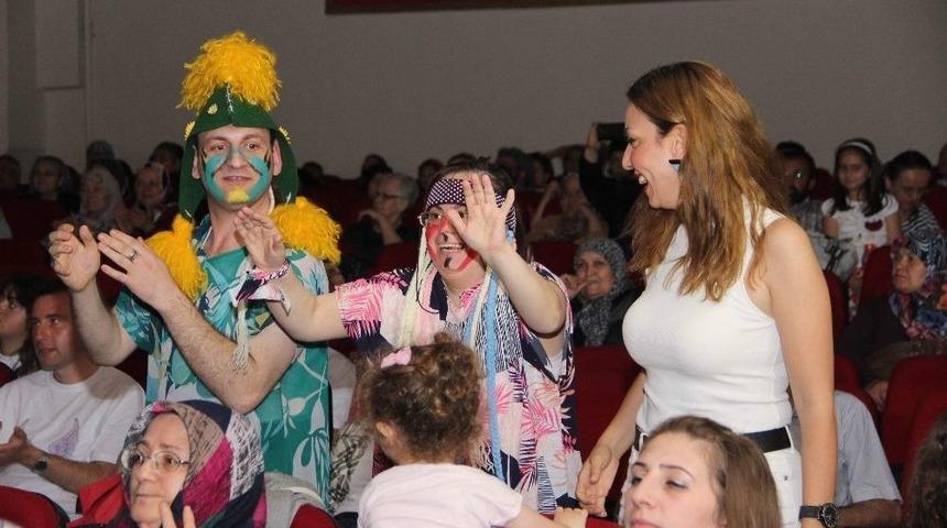 Engelliler Sahneye Renk Verdi