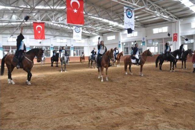 Diplomalarını At Üzerinde Aldılar 1