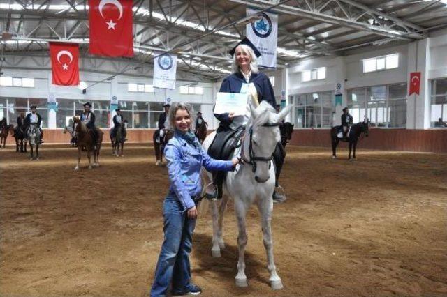 Diplomalarını At Üzerinde Aldılar 3