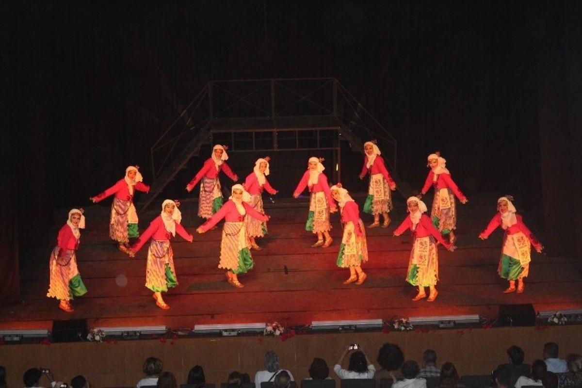 &Uuml;&ccedil; Mehmet&rsquo;in Dansı Ayakta Alkışlandı
