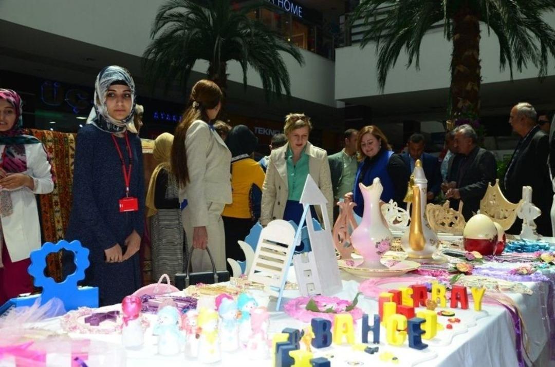 G&uuml;roymaklı Kadınların Eserleri Tatvan&rsquo;da Sergilendi
