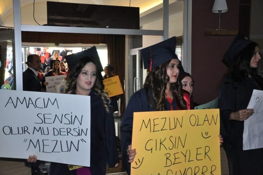 Sandıklı Meslek Y&uuml;ksekokulunda Mezuniyet Coşkusu
