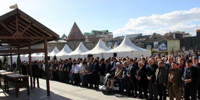 Erzurumlu Hemşehrileri İbrahim Erkal İçin Gıyabi Cenaze Namazı Kıldı 2