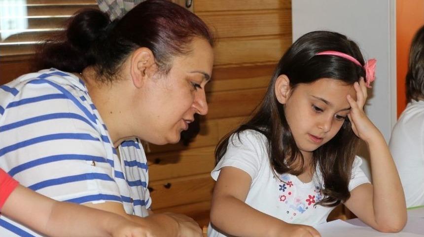 Minikler Anneleriyle Ailelerini Resmetti